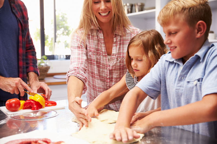 Genitori e figli in cucina - all right reserved