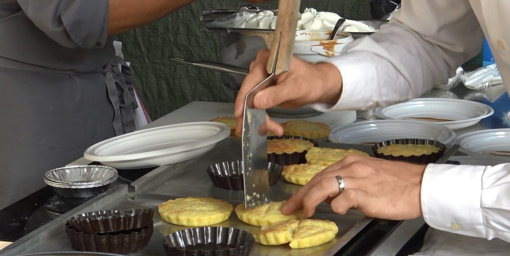 Una fase della creazione del dolce a base di patata di Entracque - Copryright Turismo in Langa PH Federico Bellardi